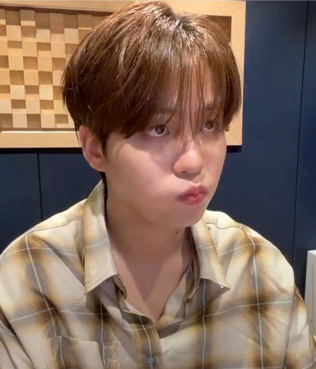 bear_rights's tweet photo. 남친이 탑연옌인거 전혀 모르고 사귀기 시작했던 쫑
티비에 남친이 풀꾸코쪼상태로 스포트라이트받는거 (거의 처음으로)보면서
모야
멋있잖어...?
왜 집에서는 저런거 안입어주지...
하고 부리 나오는거
당연함
평소 쫑이 보는 낫은 체낫.이아니라 ➡️낫둥이임 https://t.co/nYK9whvcPs