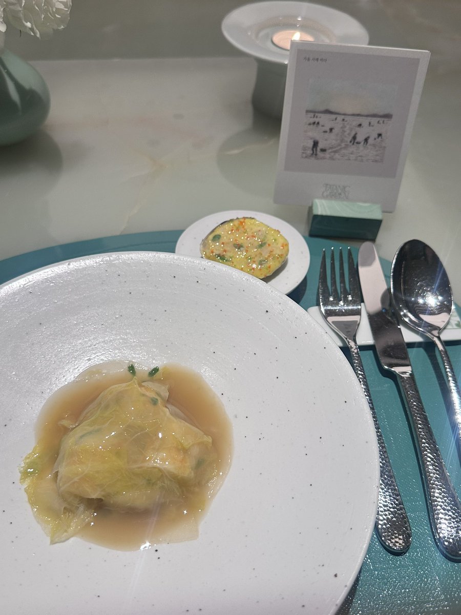 mongdingo__o's tweet photo. 6. 이볼브 (서해 바다)
원래는 대구 요리인데
생선 못먹어서요!

랑구스틴을 람부스틴(과일)로 듣고 같이 웃었고.. 부드러운 랍스타 계열의 요리이고 배추 찜 밑에 보리밥이 같이!

조개껍질 위에는 동그랑땡 느낌나는 조개전이 있었습니다 https://t.co/7zgQMLe4NF