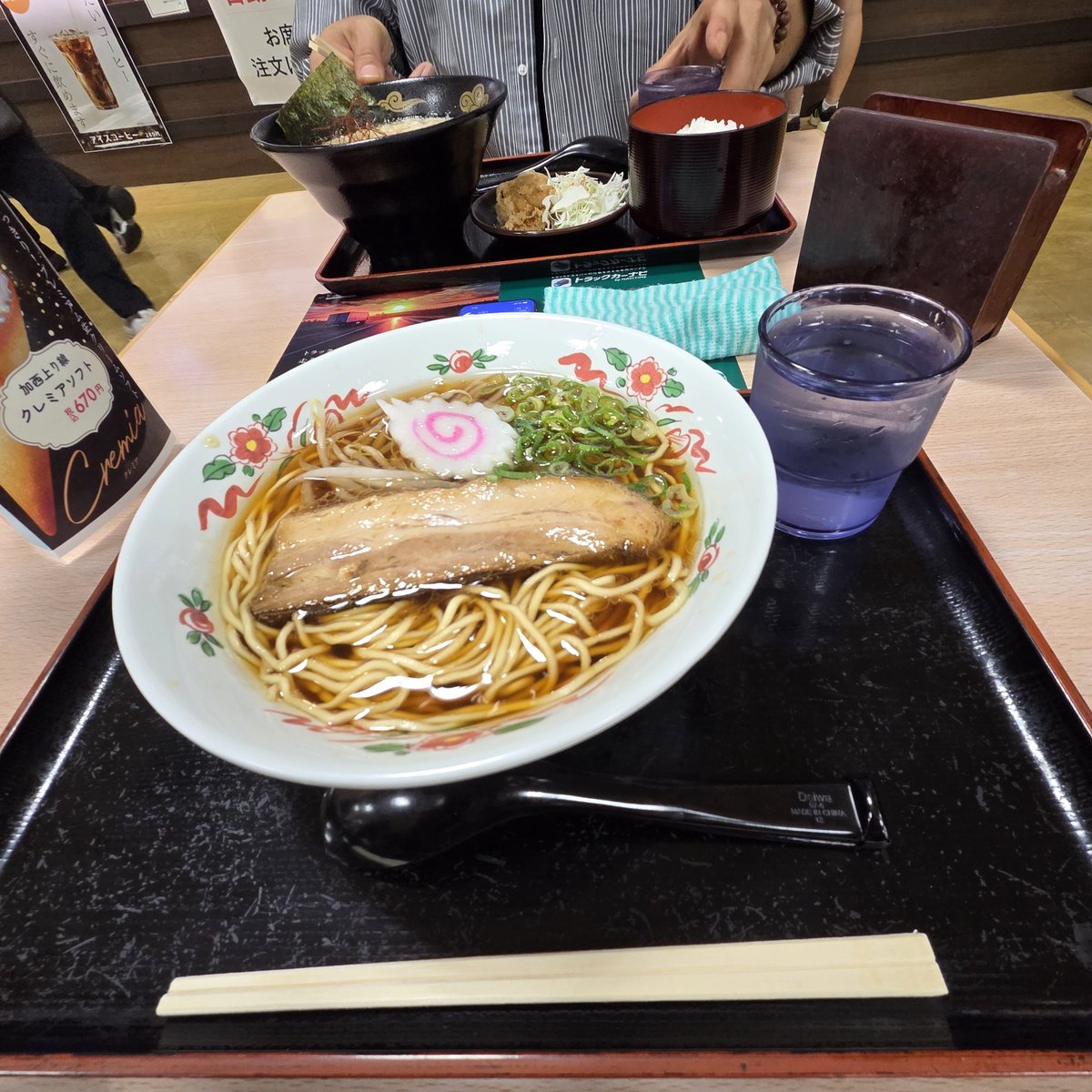 5736285's tweet photo. 帰り トラブルでハラハラした。(笑)

お腹も空いてきたので、加西インターで播州ラーメンを食べてみた🍜
甘くておいし～❤
後は帰って寝るだけだ。 https://t.co/lTIDDTkXeD