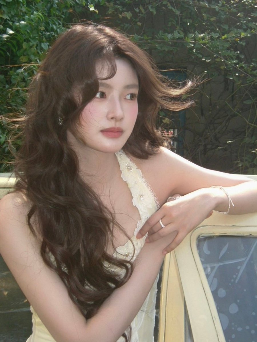 ruoqhan's tweet photo. her gaze, her aura, her smile ;  𝗽𝗲𝗿𝗳𝗲𝗰𝘁. https://t.co/NbkdQCtbwN