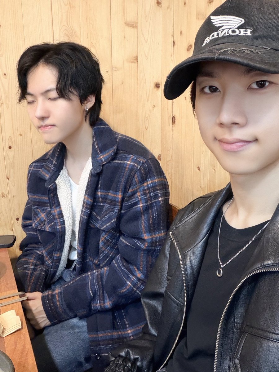 aurorab1ue's tweet photo. sumin posting              hyunwoo posting https://t.co/ROacYB4zwR