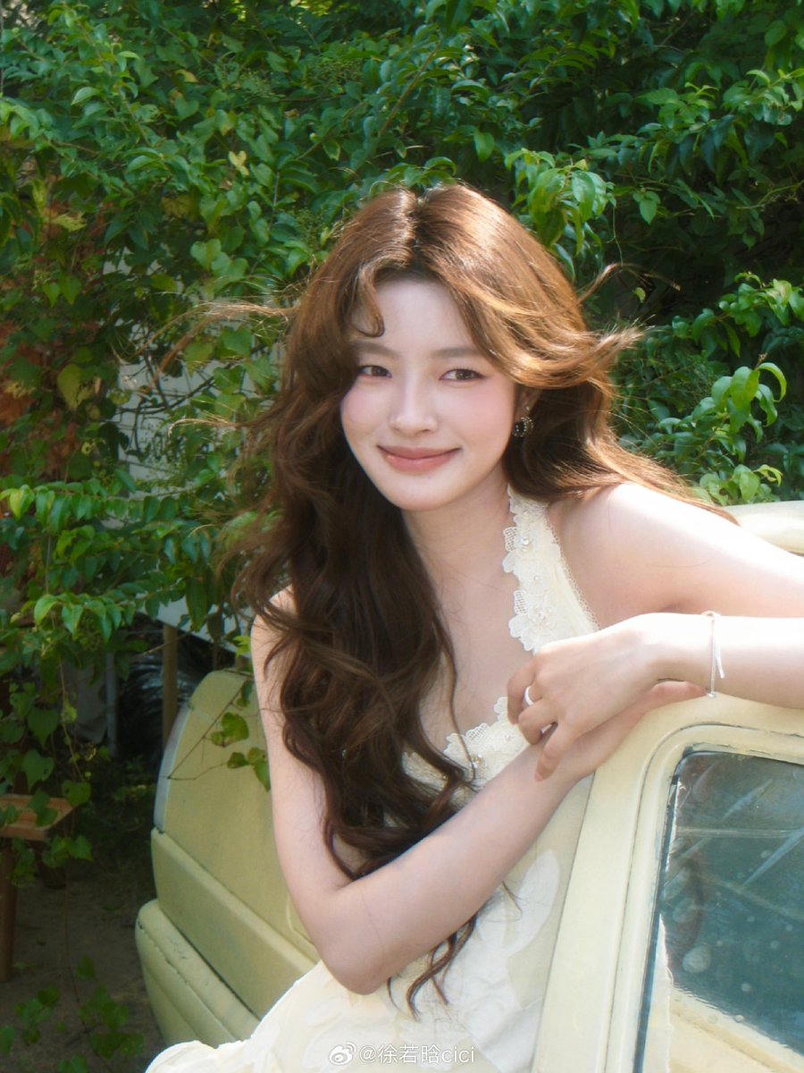 ruoqhan's tweet photo. her gaze, her aura, her smile ;  𝗽𝗲𝗿𝗳𝗲𝗰𝘁. https://t.co/NbkdQCtbwN