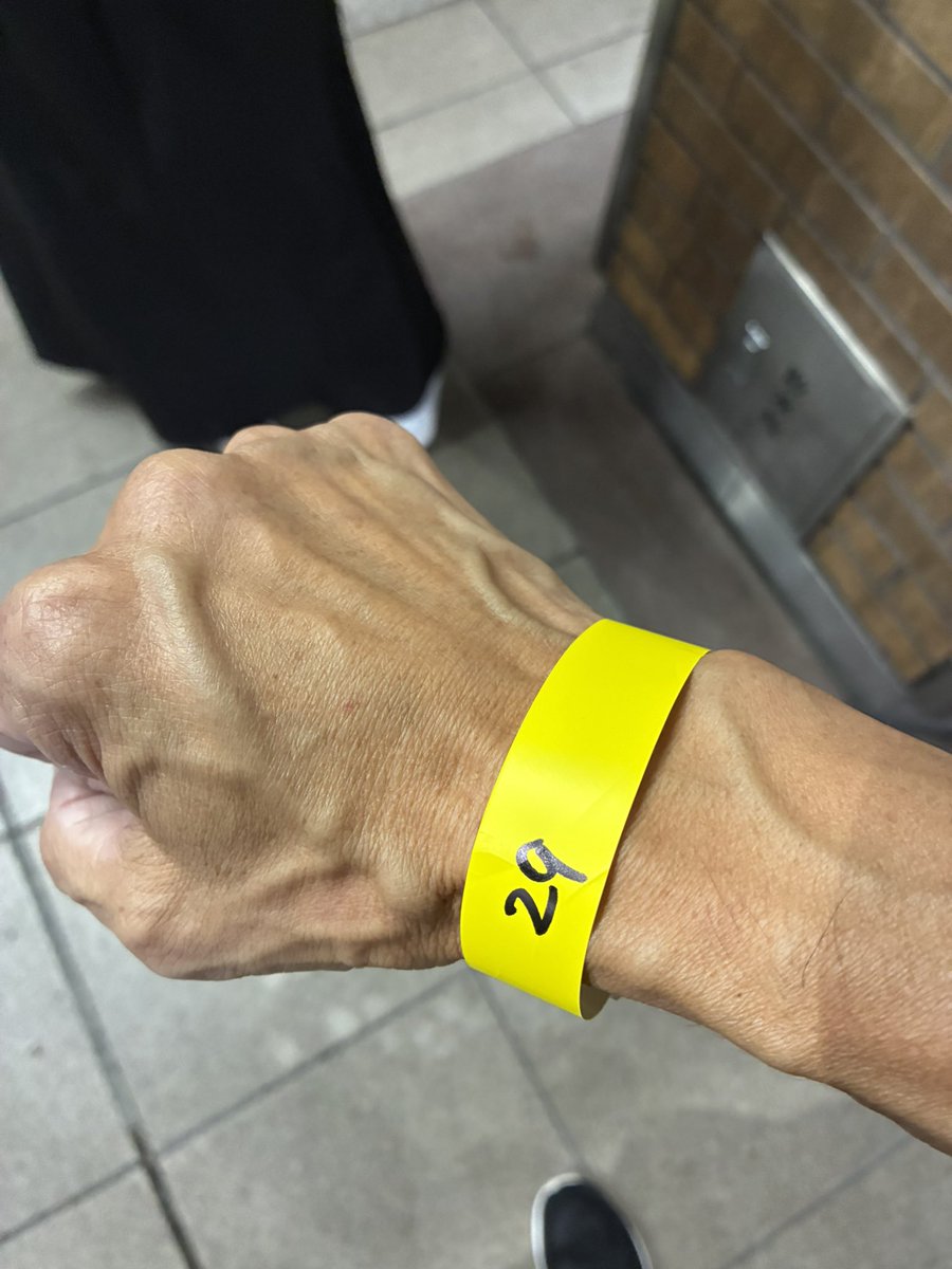 ken8823Jazz's tweet photo. RIDEのポップアップ行って来ました。
オープン1時間前から並んで欲しかったTシャツ購入出来ました✨（高かった😱）
サイン会の整理番号順のリス���バンドをつけられたが、アンディは来るかどうかもわからないとの事で、新幹線の予約もあったので帰路につきました。（結局誰も来なかったよう💦） https://t.co/leYA5uFqqe