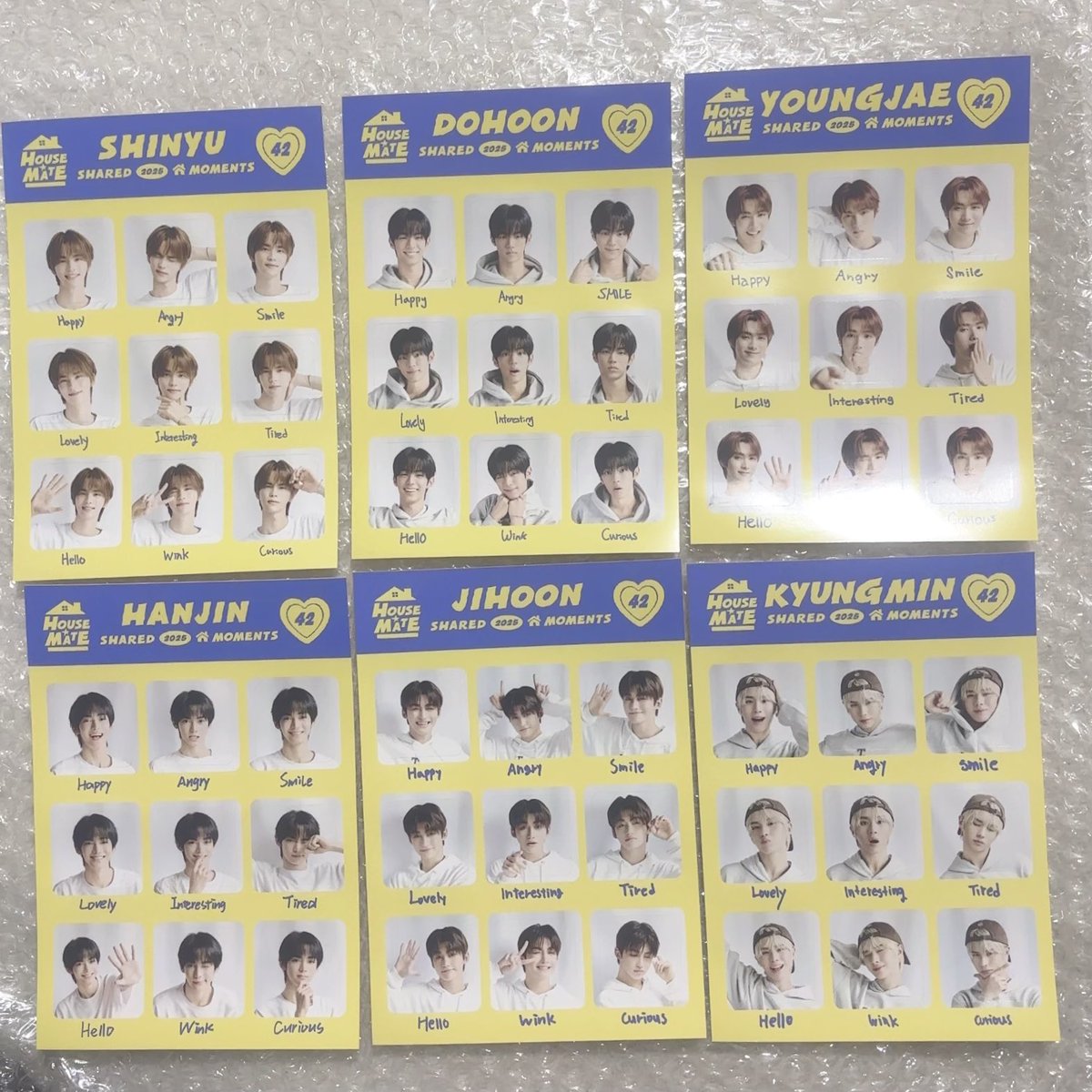 shinyutan_17's tweet photo. TWS HOUSE MATE 交換 買取 共同購入

譲 シール スローガン
　 シニュ ドフン ヨンジェ ハンジン ジフン ギョンミン

求 シール 450円/枚
　 スローガン 450円/枚
　 セット 800円/枚
　 その他 トレカなどとの交換

トレカもあるのでご希望の方は+250円でお譲り🉑
郵送または都内手渡しとなります。 https://t.co/UKBwxykCmk