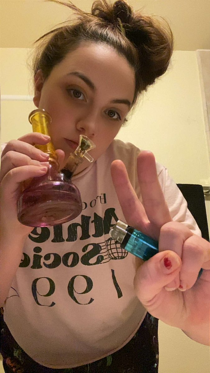 witchy1369's tweet photo. #fypシ゚viral #stoner  #chubby #fypviral #thick #sexy  #sweetface  💨💚 https://t.co/Mmu9qUT4GS