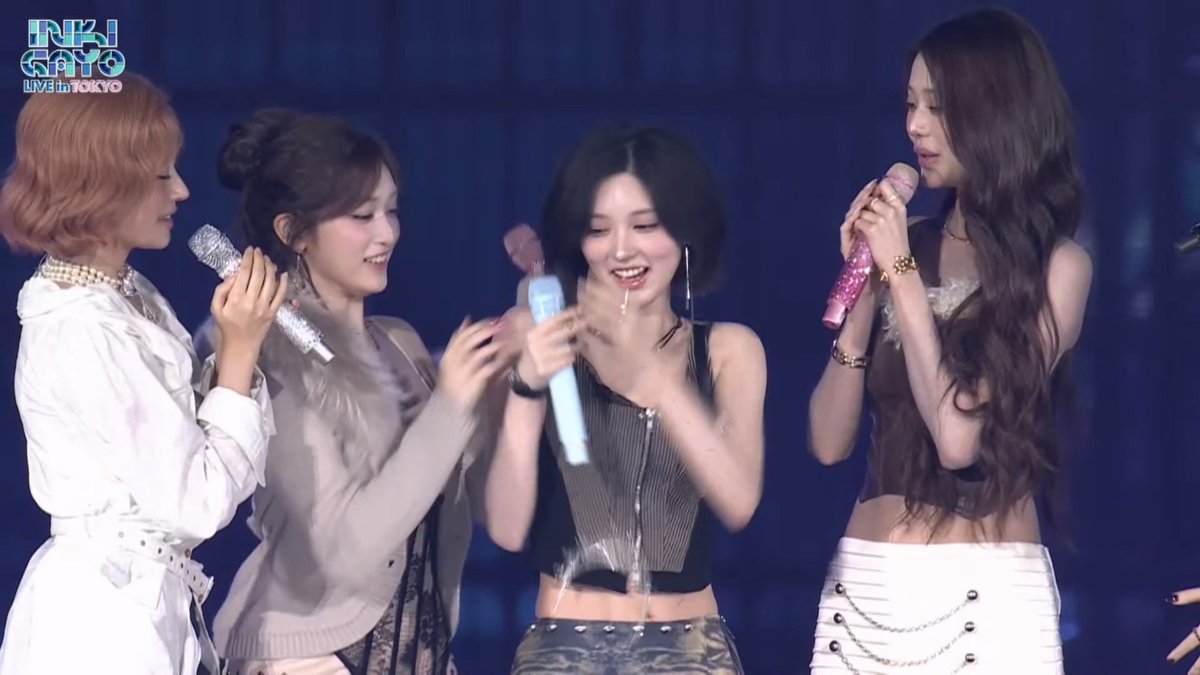 first_iz121's tweet photo. 현서가 티아라 씌워주는데 떨어졌어 ㅋㅋㅋㅋ https://t.co/7aVmIQEQLb