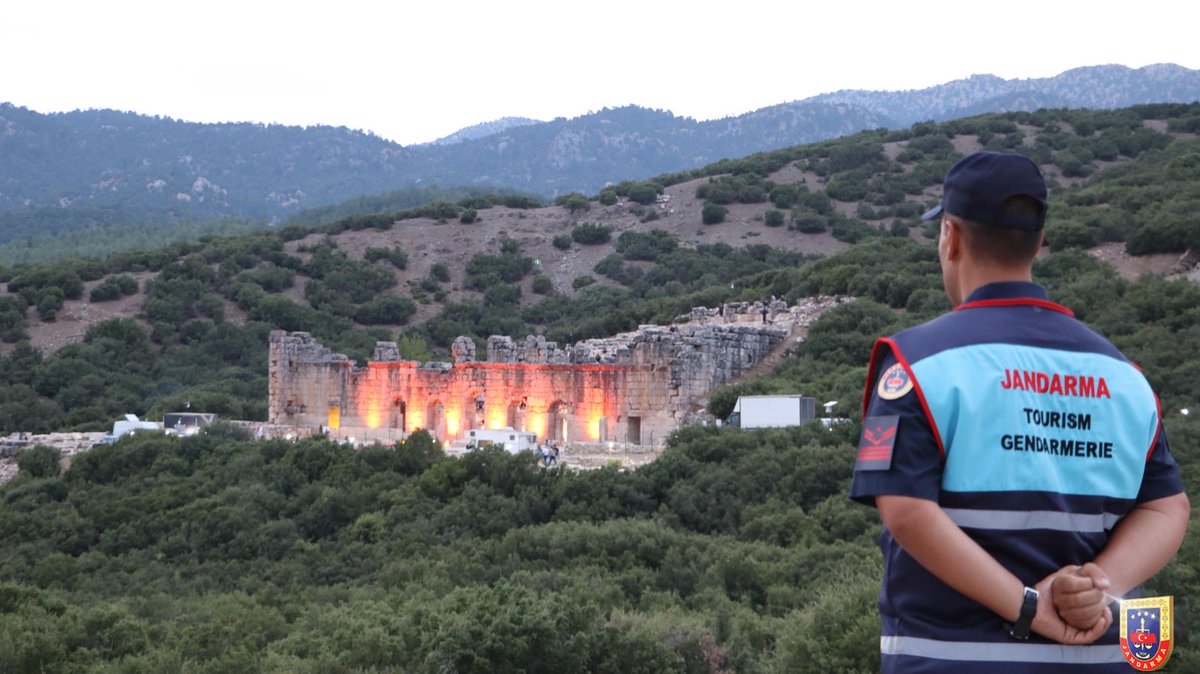 jandarma's tweet photo. Kültürel mirasımızı koruyor, turizmin güvenli yolculuğuna eşlik ediyoruz.🇹🇷

Burdur İl Jandarma Komutanlığı emrinde görevli personelimiz, binlerce yıllık geçmişiyle medeniyetlerin izlerini taşıyan Kibyra Antik Kenti’nde devriye faaliyetlerini sürdürüyor.

📍Burdur Kibyra Antik Kenti