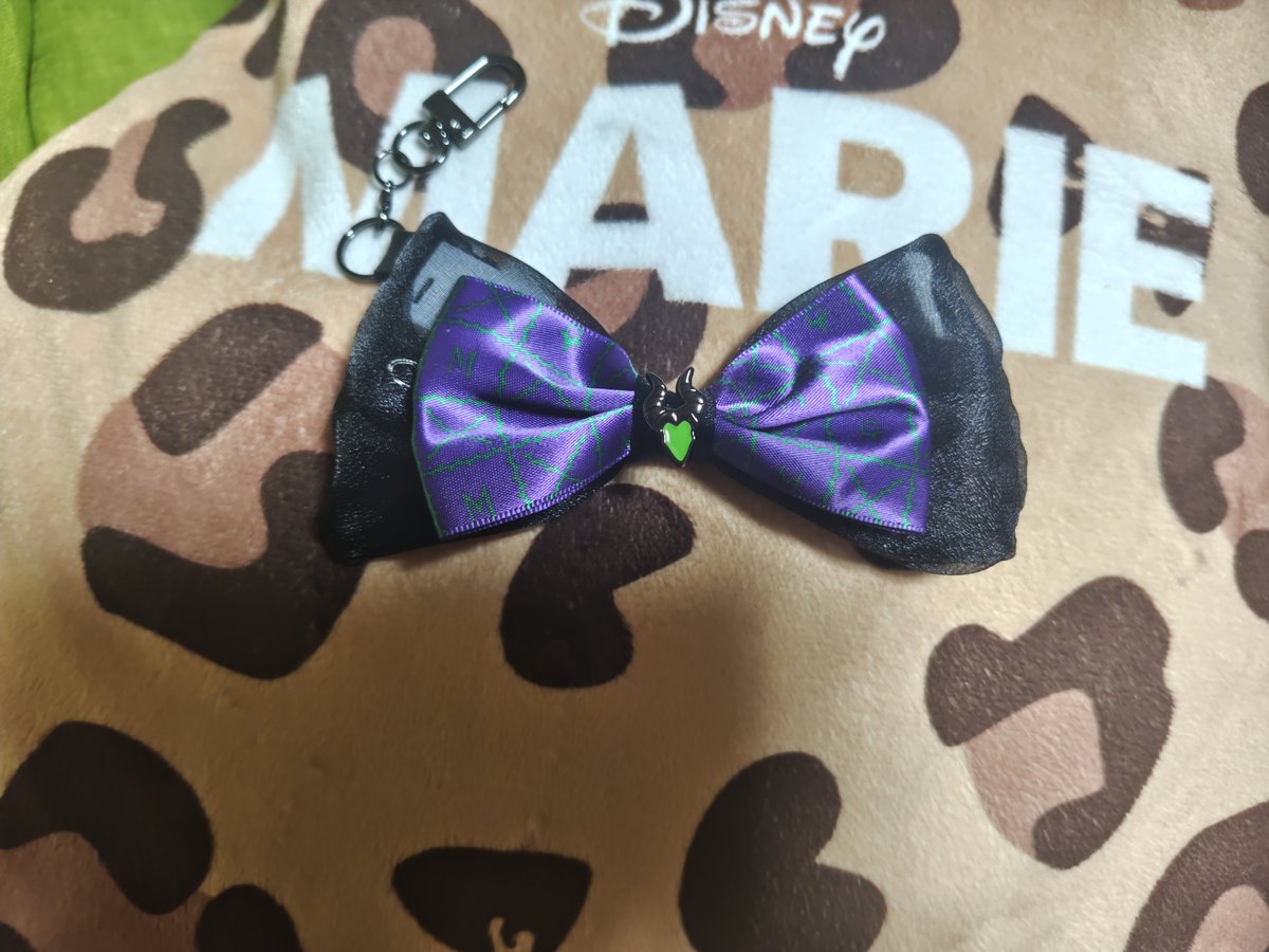 kanae217marie's tweet photo. 【交換】ディズニーストア ハロウィン ヴィランズ シークレットリボンチャーム

【譲】マレフィセント

【求】イーヴィルクイーン

郵送もしくは京都・大阪で手渡
10/25〜30であれば舞浜での手渡しも可能

お気軽にお声掛け下さい！ https://t.co/Cg9KIlOBcC