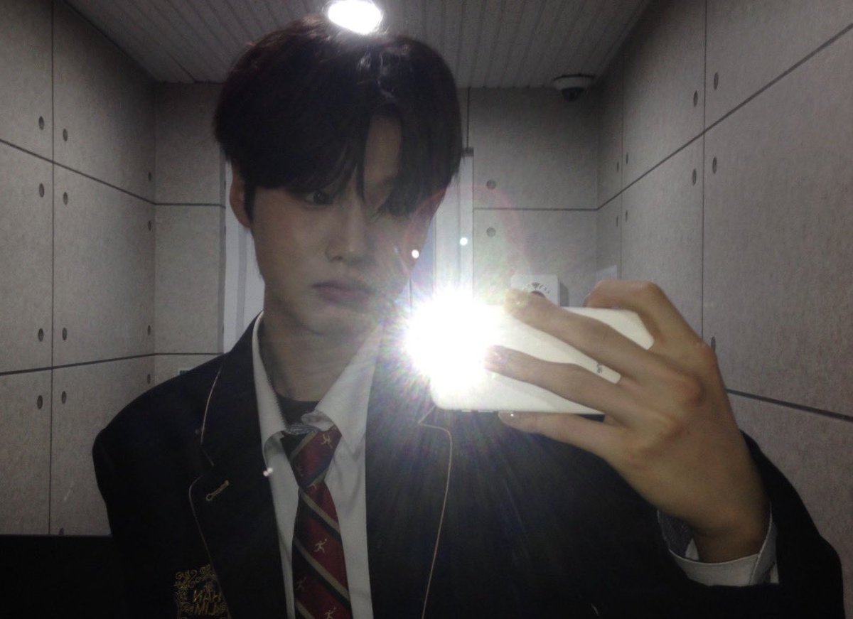 id8lov2uu's tweet photo. 너언제이럿게컷어 https://t.co/LKRfgHzYPQ