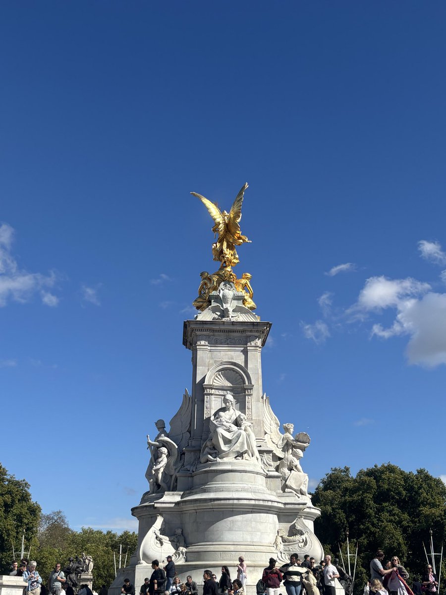 EraLsx's tweet photo. Nice to see #BuckinghamPalace the other day in #London.🏴󠁧󠁢󠁥󠁮󠁧󠁿🇬🇧

The whole area is a really pretty place. Though I am wondering just how many tourist #Photographs I will appear in the back of. 

Hopefully I look nice in them.🤣🤣 https://t.co/1JnOSgsMaN