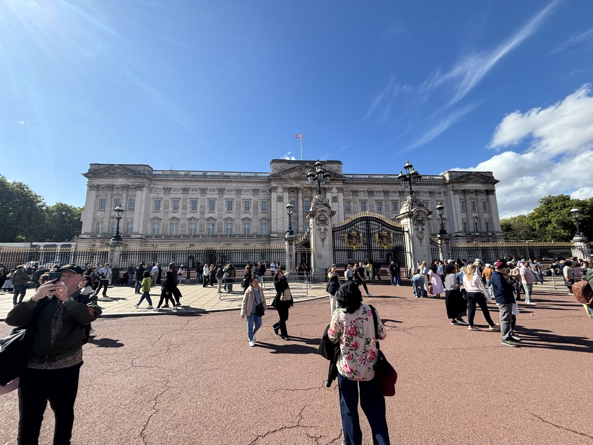 EraLsx's tweet photo. Nice to see #BuckinghamPalace the other day in #London.🏴󠁧󠁢󠁥󠁮󠁧󠁿🇬🇧

The whole area is a really pretty place. Though I am wondering just how many tourist #Photographs I will appear in the back of. 

Hopefully I look nice in them.🤣🤣 https://t.co/1JnOSgsMaN