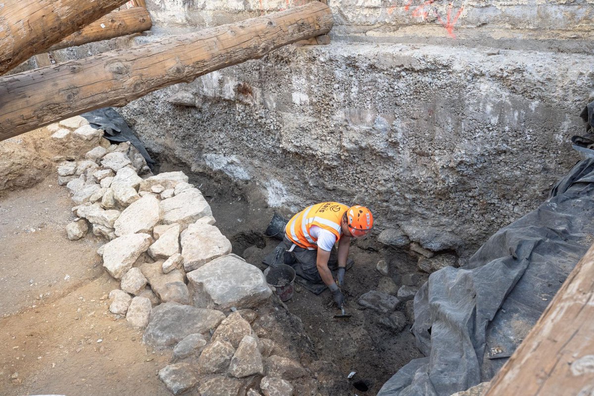 Lucius_Gellius's tweet photo. Découverte du rempart de l'oppidum des Parisii! 

Les archéologues de l' @Inrap  ont mis au jour un rempart gaulois au niveau de l'Hotel Dieu qui pourrait bien confirmer les écrits de Jules César sur l'emplacement de l'oppidum des Parisii, non pas à Nanterre comme envisagé à défaut de preuves archeologiques sur l'île de la Cité jusqu'à aujourd'hui! 

Il s'agit d'un mur de pierre et de bois, conservé sur une vingtaine de mètres, dont la technique de construction est caractéristique des fortifications gauloises de la fin de l’âge du Fer, de type "murus gallicus" décrit par César. Plus exceptionnel encore, le mur porte les traces d’un violent incendie. Des graines carbonisées et les vestiges d’un bâtiment en bois brûlé ont également été mis au jour à ses abords.
Ces éléments, auxquels s’ajoutent une importante plateforme artificielle de sables et de graviers située à l’arrière de l’ouvrage, laissent penser que ce mur pourrait être un élément du rempart de l’oppidum incendié en 52 avant notre ère à l’approche des troupes romaines de César.

Les premiers résultats des analyses Carbone 14 sur les éléments en bois donnent une fourchette de datation cohérente comprise entre 200 et 10 avant notre ère. Par ailleurs un fer de lance gaulois a été retrouvé au pied du mur.

De nouvelles investigations et datatations  devrait permettre de confirmer cette découverte exceptionnelle.

📷 Hamid Azmoun, Inrap

Plus d'infos: article complet à lire en commentaire.