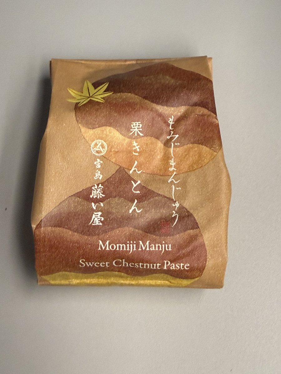 Uechiline's tweet photo. マツダに遠征するカープファンの皆さんに申し伝えたき議がございます！！

いつのまにか！藤い屋さんの！栗きんとんもみじまんじゅうが始まっていました！！本当に美味しい季節限定のくりきんとんが！始まっていました！暑いから油断してた！！

始まって1週間くらい経つそうです！美味だから食べて！ https://t.co/vB0FZtolX6