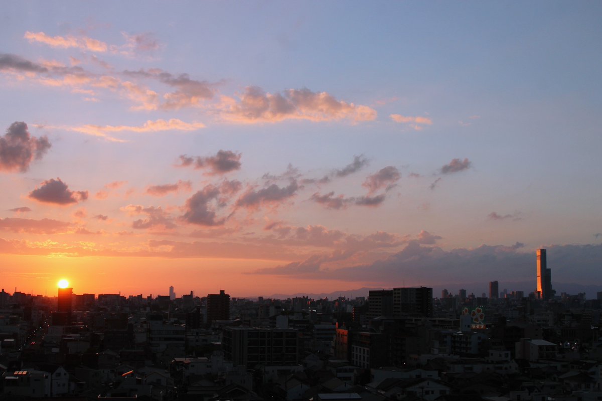 avanzaceo's tweet photo. 今日の  #夕陽　
#あべのハルカス  も 夕陽を浴びて輝いていました
日の入り場所が　かなり　ハルカスから離れてきました https://t.co/u2Zy76yV8x