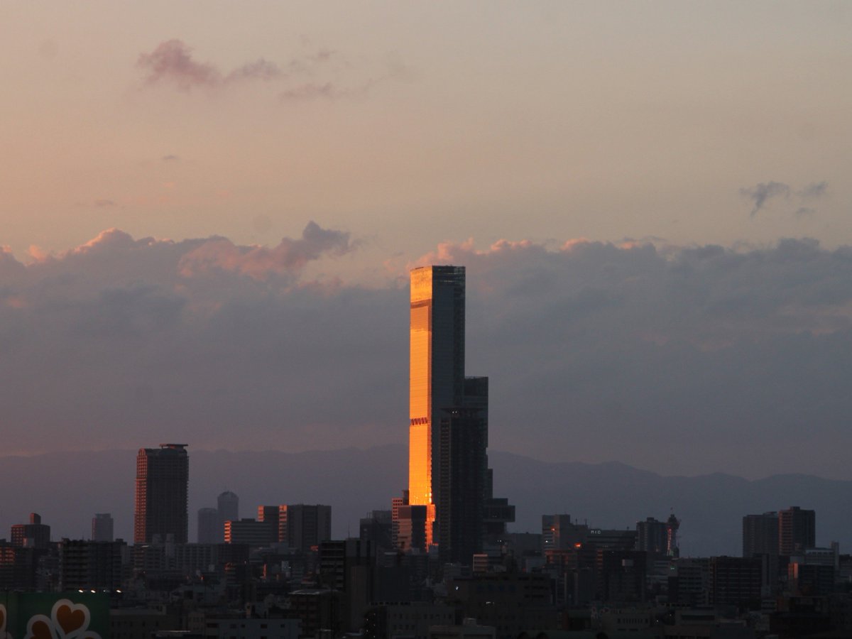 avanzaceo's tweet photo. 今日の  #夕陽　
#あべのハルカス  も 夕陽を浴びて輝いていました
日の入り場所が　かなり　ハルカスから離れてきました https://t.co/u2Zy76yV8x