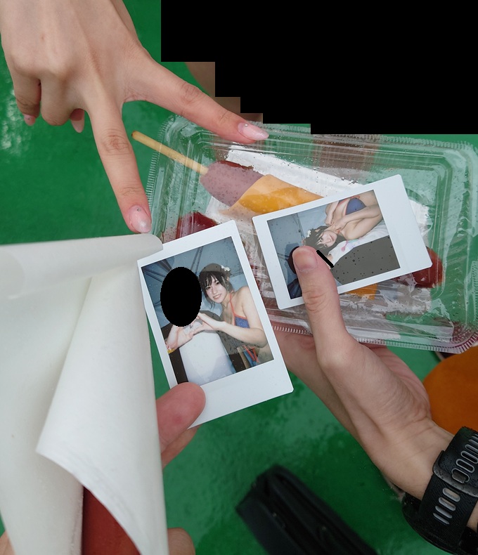 prism_candy's tweet photo. 今日は朝野ナツさんが出演するプール撮影会へ。あいにくの雨で、プール撮影会でここまでの雨は初めて経験したかも。でもまあ、行ったら行ったで楽しかった🙂。
画像は最後の部が終わったあとにキッチンカーへ行ったときに撮ったもの（SNS掲���了承済）。
#なっちゃんみいつけた https://t.co/kIEaUM2vea