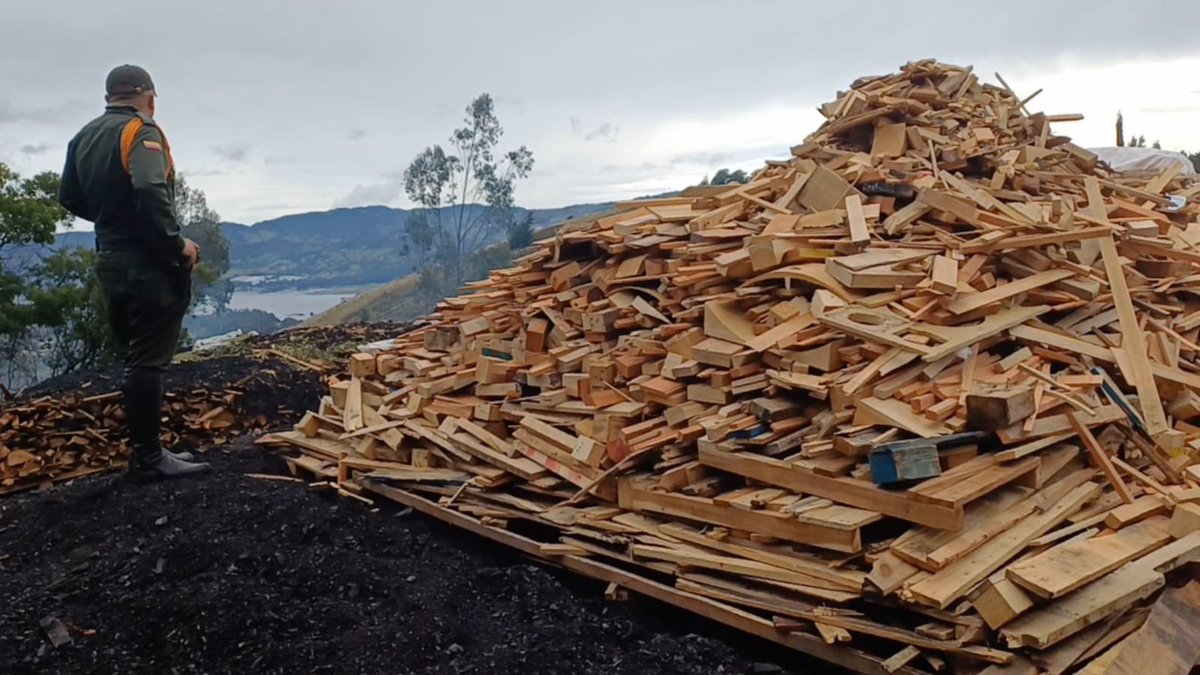 Alfred_Balle's tweet photo. ¡Las quemas a cielo abierto para producir carbón vegetal generan impactos sobre el ambiente y la salud! 
En Soacha, nos unimos con la Policía Nacional para desmantelar un complejo clandestino en la vereda La Chacua. 
La actividad afectaba aire, suelo, flora y paisaje y se desarrollaba dentro de una reserva forestal. 
#LaCARActúa