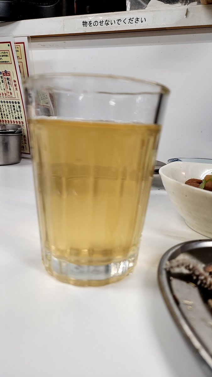 you_dissembler's tweet photo. 丸昌@仙台、センマイ刺身・ホルモン皿・おでん出汁割。念願の初訪問。センマイは歯応えよく、酸味のあるタレがまた美味しい。ネギとニンニク・生姜も酒を進ませる。煮込みもホルモンの質のよさが伝わる。酒は出汁割が兎に角美味い。これだけで何倍もいける。もちろん浦霞のお燗もブレなく美味しい。 https://t.co/BFhujyQjuo