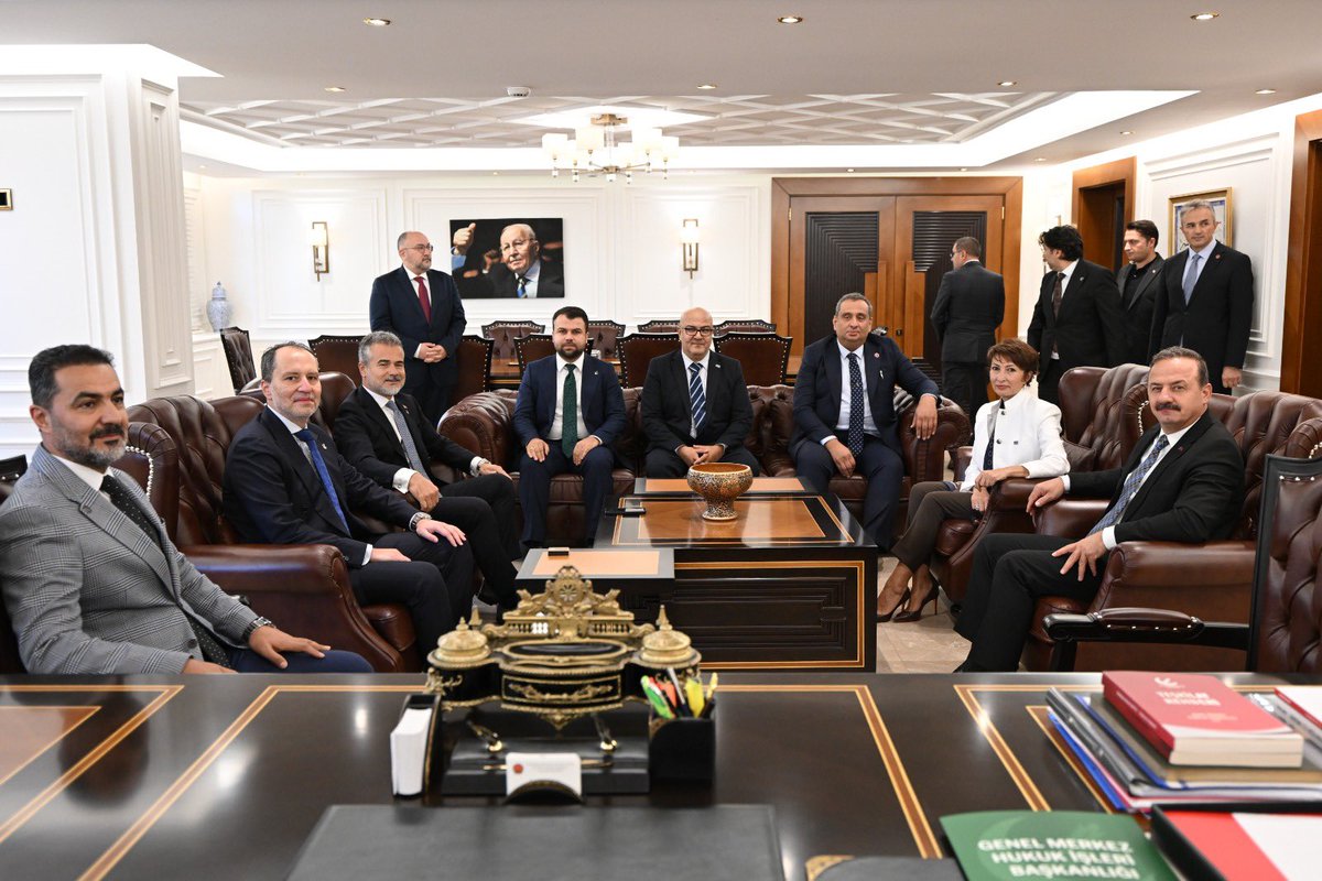 anahtarparti's tweet photo. Yeniden Refah Partisine iadeiziyaret…

Genel Başkanımız Sayın Yavuz Ağıralioğlu, Yeniden Refah Partisi Genel Başkanı Sayın Fatih Erbakan’ı ziyaret etti.

Gerçekleştirilen görüşmede Türkiye’nin gündemi, milletimizin beklentileri ve ülkemizin geleceği konuşuldu. Görüşmenin ardından iki lider ortak basın toplantısı düzenleyerek gazetecilerin sorularını yanıtladı.

Ziyarette Genel Başkanımıza; Hukuk Politikaları Başkanımız Sayın Prof. Dr. Oğuz Sadık Aydos, Kültür, Sanat ve Turizm Politikaları Başkanımız Sayın M. Hakan Tanrıöver ile Çevre, Şehircilik, Afet ve Su Politikaları Başkanımız Sayın Emine Küçükali eşlik etti.

Nazik ev sahiplikleri ve samimi görüşmeleri için Sayın Fatih Erbakan’a ve Yeniden Refah Partisi’ne teşekkür ediyoruz.