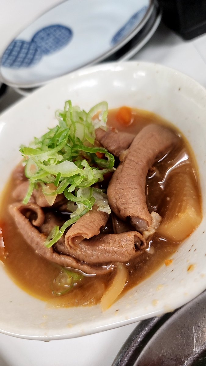 you_dissembler's tweet photo. 丸昌@仙台、センマイ刺身・ホルモン皿・おでん出汁割。念願の初訪問。センマイは歯応えよく、酸味のあるタレがまた美味しい。ネギとニンニク・生姜も酒を進ませる。煮込みもホルモンの質のよさが伝わる。酒は出汁割が兎に角美味い。これだけで何倍もいける。もちろん浦霞のお燗もブレなく美味しい。 https://t.co/BFhujyQjuo