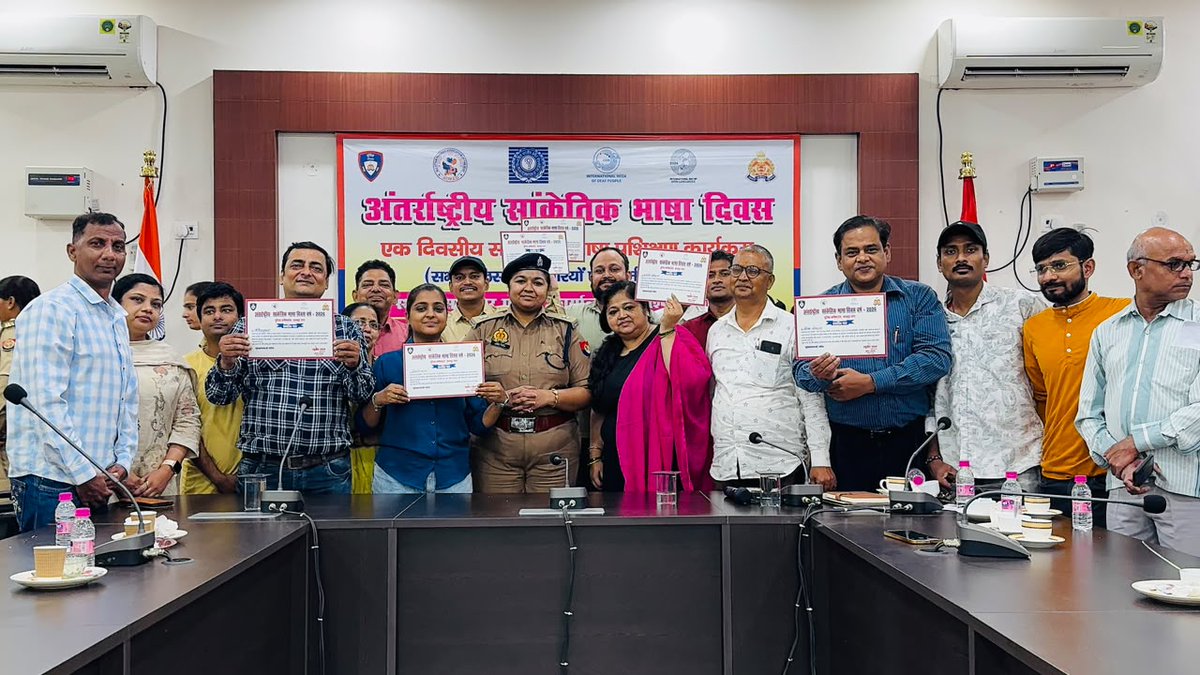 kanpurnagarpol's tweet photo. 🤝हर व्यक्ति तक संवाद की पहुंच—समानता और सम्मान के साथ। 
अंतर्राष्ट्रीय सांकेतिक भाषा दिवस के अवसर पर कमिश्नरेट कानपुर नगर द्वारा अखिल उत्तर प्रदेश बधिर संस्था (AUPAD) के सहयोग से पुलिस अधिकारियों एवं कर्मचारियों हेतु एक दिवसीय सांकेतिक भाषा प्रशिक्षण कार्यक्रम आयोजित किया गया। 
प्रशिक्षण के माध्यम से दिव्यांगजन से प्रभावी संवाद स्थापित करने तथा पुलिस सेवाओं को अधिक सुलभ, समावेशी एवं संवेदनशील बनाने के संबंध में जानकारी दी गई। इस अवसर पर पुलिस आयुक्त कानपुर नगर श्री रघुबीर लाल द्वारा सांकेतिक भाषा के प्रति जागरूकता, समानता एवं सम्मान का संदेश दिया गया। मौके पर अपर पुलिस उपायुक्त मुख्यालय एवं महिला अपराध श्रीमती स्नेहा तिवारी मौजूद रही। संवाद की कोई सीमा नहीं—हर व्यक्ति तक पुलिस की पहुंच।🤝#InternationalDayOfSignLanguages #सांकेतिकभाषा #समावेशिता
@Uppolice @AUPADEAF