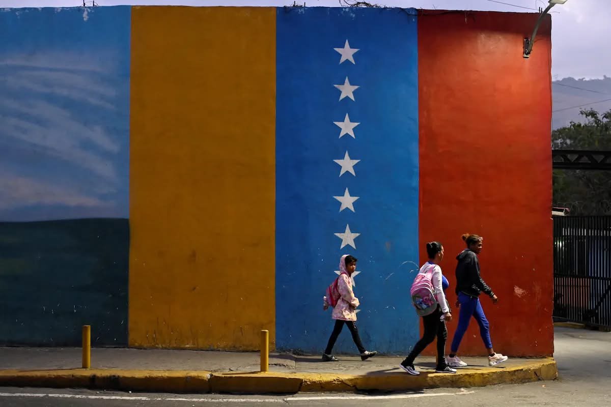 LuzMelyReyes's tweet photo. Buenos días gente bella,
Aquí van mis primeras impresiones sobre los acontecimientos del 22 de septiembre.
Al mismo tiempo que Delcy Rodríguez se daba un baño de burocracia internacional en la ONU y se reunía con Donald Trump, María Corina Machado confirmaba su séptimo intento frustrado de regresar a Venezuela.
Como la política venezolana de los últimos meses se parece cada vez más a una temporada de The Apprentice: Caracas Edition, para mí resulta indispensable asumir que casi todo lo que vemos en pantalla son puros efectos especiales.
¿A qué me refiero?
Es más que evidente que la administración Trump avanza con un plan propio cuyo objetivo es el control y la rentabilidad de los recursos energéticos venezolanos. Mientras van por el botín, porque "al vencedor le pertenecen los despojos",  nos entretenemos con el desfile de gestos rituales y encuentros privados filtrados a conveniencia por la parte interesada.
Pedro J. Ramírez leyó hoy, en la mañana madrileña, el saludo de Delcy a Pedro Sánchez como el de una novia que se despide de un pretendiente menor porque ya tiene pactada la boda con un magnate. La metáfora es chocante, sí, pero describe a la perfección el pragmatismo del poder: el bromance D-D (Donald & Delcy) va viento en popa.
Sin embargo, aquí todos parecen jugar a engañarse. La oposición,   incluso la que se sienta a colaborar, busca desesperadamente justificar sus pasos para no admitir que quedó relegada a un papel de reparto. Y, de la misma manera, la cúpula del chavismo 3.0 se consuela con esa vieja máxima de "doblarse para no partirse".
En el camino, a quien terminaron quebrando fue al país entero. 
Lo que viene en los próximos meses no es una apertura milagrosa, sino muy posiblemente el desmantelamiento formal de lo que queda de PDVSA y la sustitución silenciosa del régimen de explotación petrolera. Y eso sin que sus beneficios lleguen rápidamente a la población, porque esta es una industria lenta y porque la redistribución de la renta será aún más complicada por los nuevos modelos de negocio.
Es posible que estemos ante el cambio de paradigma más radical de los últimos 60 años: el paso del Estado rentista propietario a una especie de factoría extractivista a bajo costo. 
Mientras Delcy y María Corina tragan sapos y cocodrilos, lamentablemente la mayoría de los venezolanos están tragando es mierda. 
¡Abracitos!
