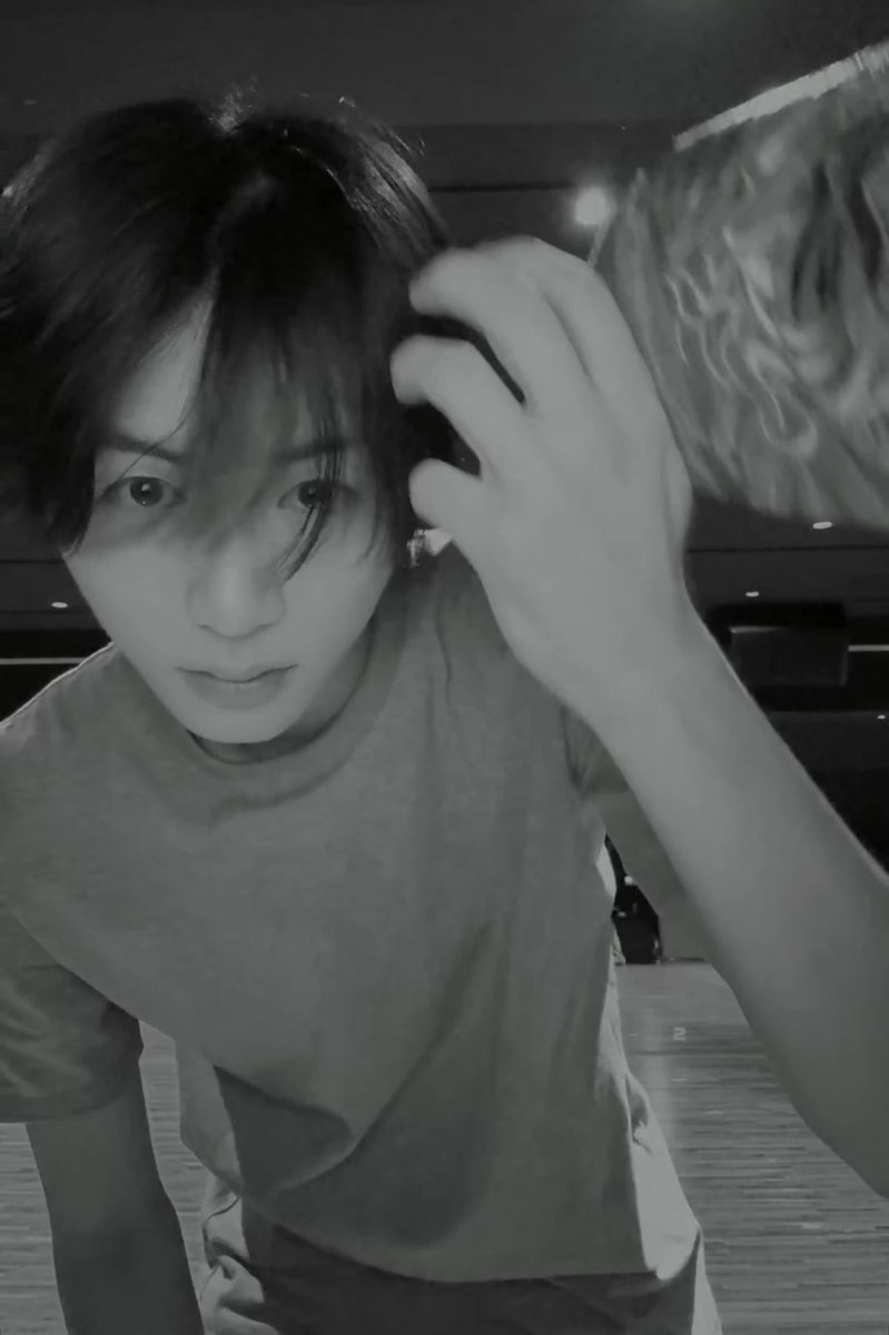 tcb7yj's tweet photo. 원래 세팅안된모습으로 절대 안오는데 태산이... 머리만 엉망이어도 막 오억번만지고 신경쓰는애가 아까 위버스분위기보고 많이 놀랐나봄 
쿠션만 뚜들기고 달려와놓고 부끄러워서 흑백필터 뒤에 숨는거보니깐 걍 속상한것도 흐지부지되네 그래 내가 널두고 어딜간다고 절대 뽀삐뽀삐땜에 풀린거아님 https://t.co/F9R0oIw0vo