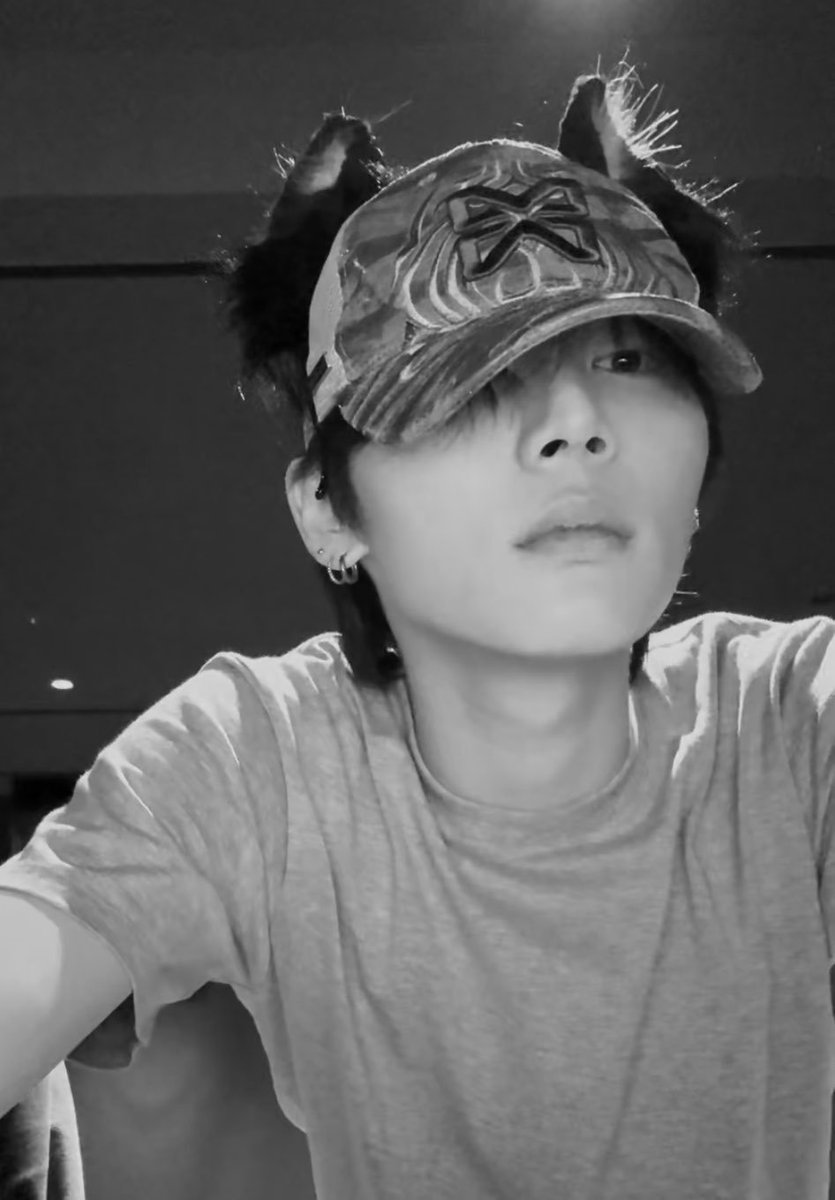 tcb7yj's tweet photo. 원래 세팅안된모습으로 절대 안오는데 태산이... 머리만 엉망이어도 막 오억번만지고 신경쓰는애가 아까 위버스분위기보고 많이 놀랐나봄 
쿠션만 뚜들기고 달려와놓고 부끄러워서 흑백필터 뒤에 숨는거보니깐 걍 속상한것도 흐지부지되네 그래 내가 널두고 어딜간다고 절대 뽀삐뽀삐땜에 풀린거아님 https://t.co/F9R0oIw0vo