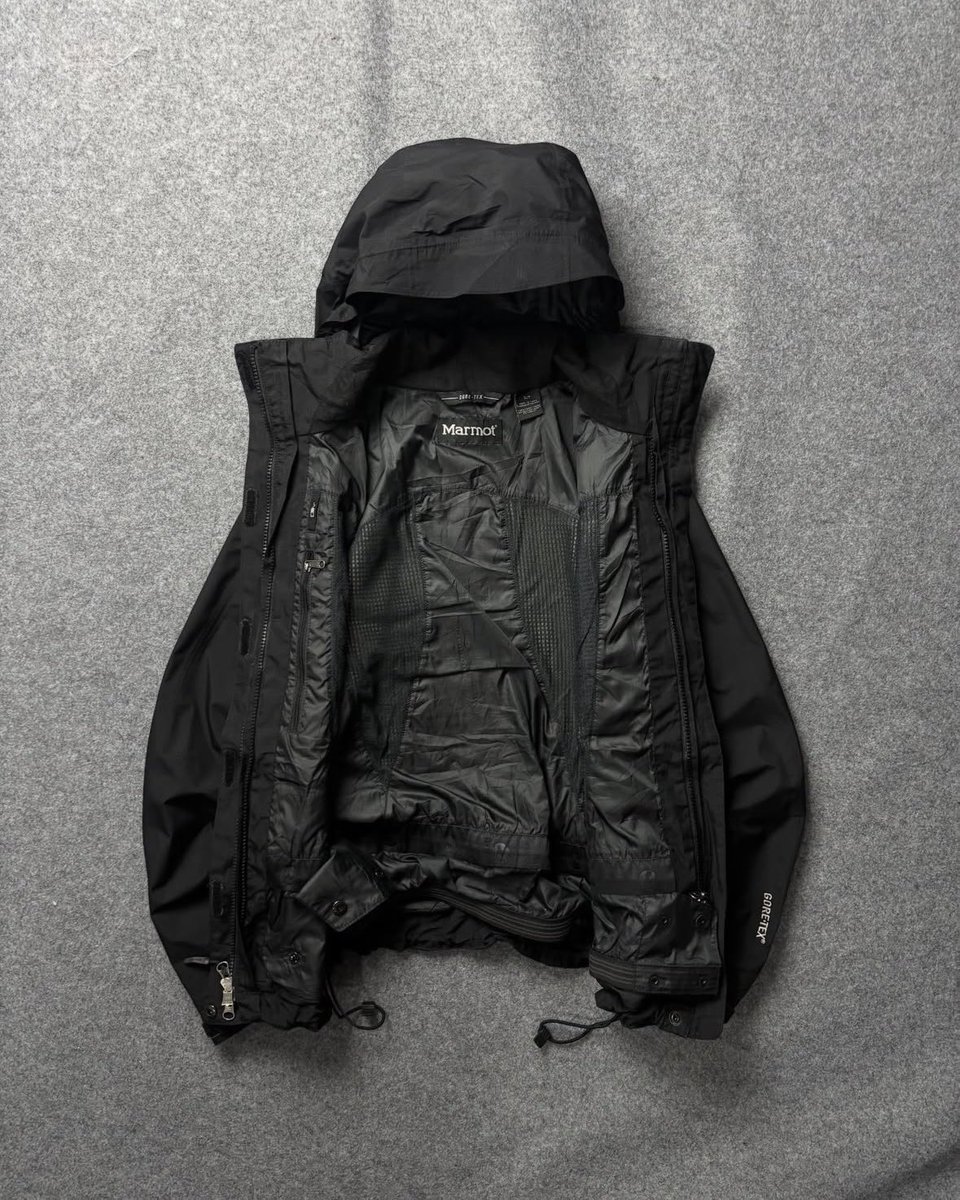 y_knman's tweet photo. MARMOTのGORE-TEXジャケット良すぎない？
ボリューム感のある首周りのデザインがツボ◎
このルックスでこの価格は反則でしょ https://t.co/hJgCf7M8fH
