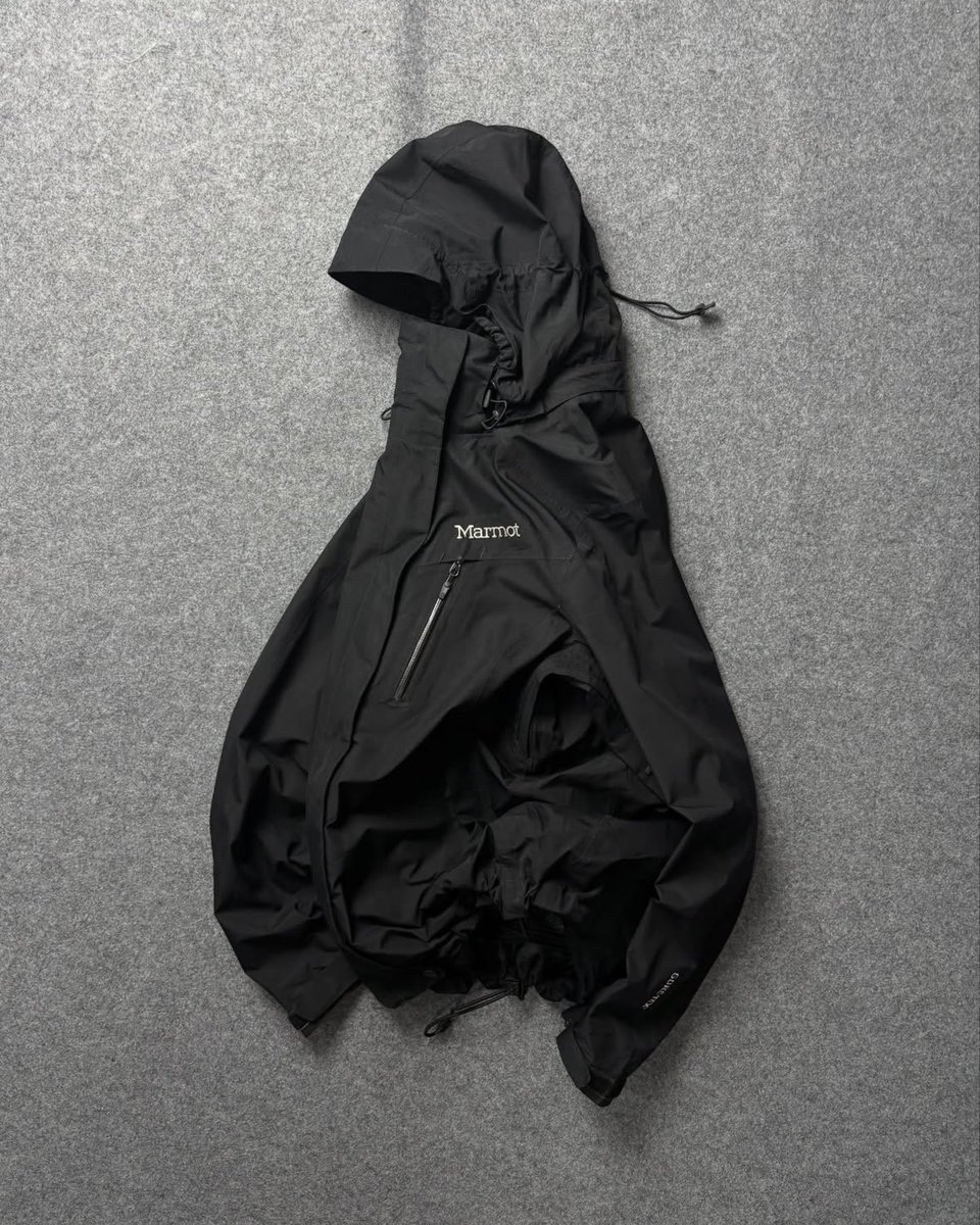 y_knman's tweet photo. MARMOTのGORE-TEXジャケット良すぎない？
ボリューム感のある首周りのデザインがツボ◎
このルックスでこの価格は反則でしょ https://t.co/hJgCf7M8fH