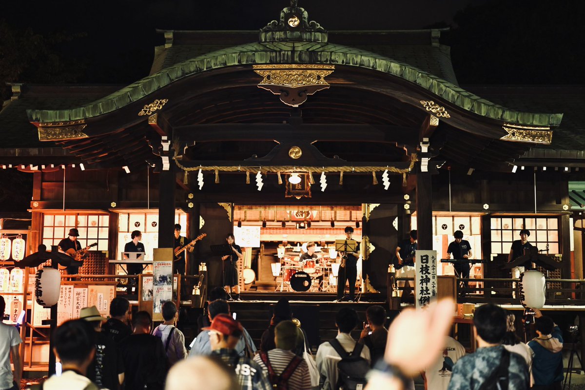 otonuma's tweet photo. 日枝神社例祭ありがとうございました！
まさかの拝殿内での演奏…！貴重な機会をありがとうございました☺️

【SET LIST】
OP.Raindrop Melody
1.青空Jumping Heart
2.G線上のシンデレラ
3.HAPPY PARTY TRAIN
4. SKY JOURNEY
5.想いよひとつになれ
6.ユメ語るよりユメ歌おう

#おとぬま https://t.co/imSBdgtYEJ