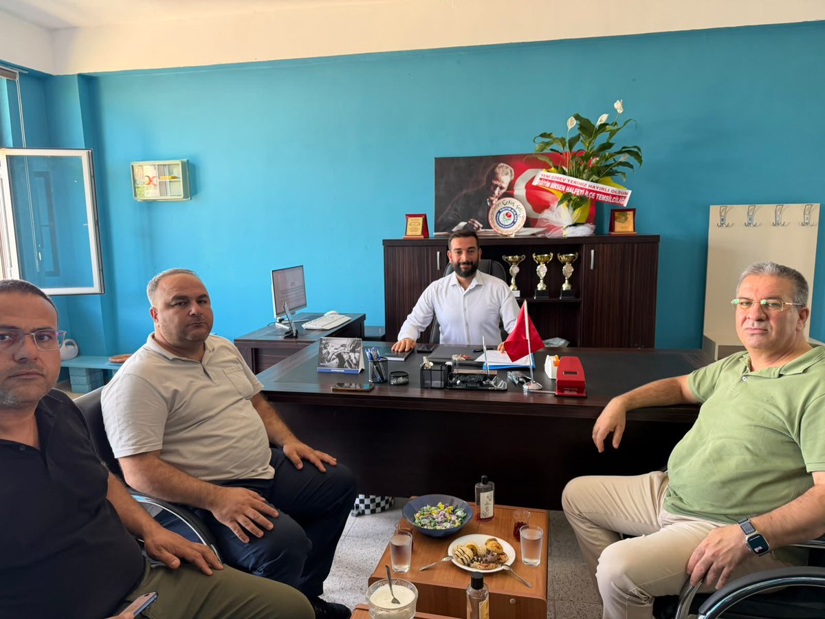 ebshalfeti's tweet photo. İlçe Yönetim Kurulu üyelerimizle Kurugöl İlkokulu Müdürlüğü görevine yeni atanan Sayın Çetin ÇETİN hocamızı ziyaret ederek hayırlı olsun dileğinde bulunduk. Kendilerine yeni görevlerinde başarılar diliyoruz. @ebs1sanliurfa @ibrahimcoskun63 @mutlugul63 https://t.co/9aYtcJSjFZ