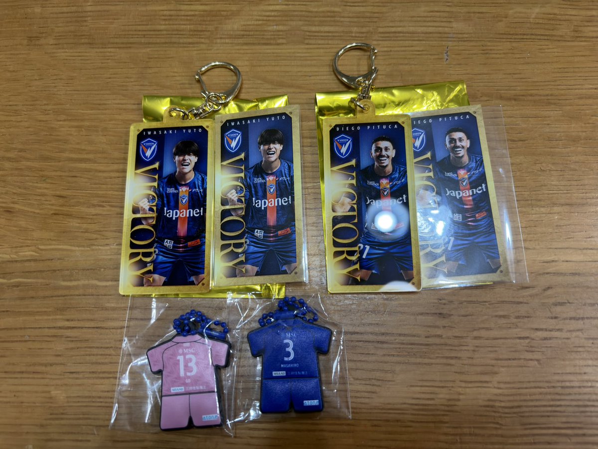 1pgo0_06's tweet photo. 求)定価
 ※過去グッズは300円
#vvaren https://t.co/kcvEcweKur