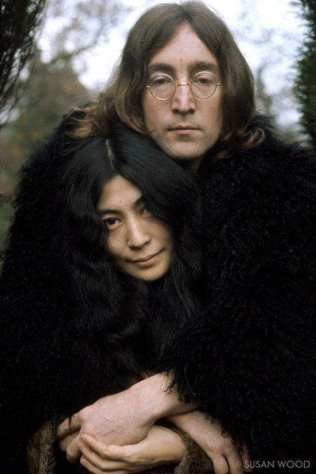 BeatlesEarth's tweet photo. John &amp; Yoko (1969)

📸: Susan Wood https://t.co/M9CO6Ssglv