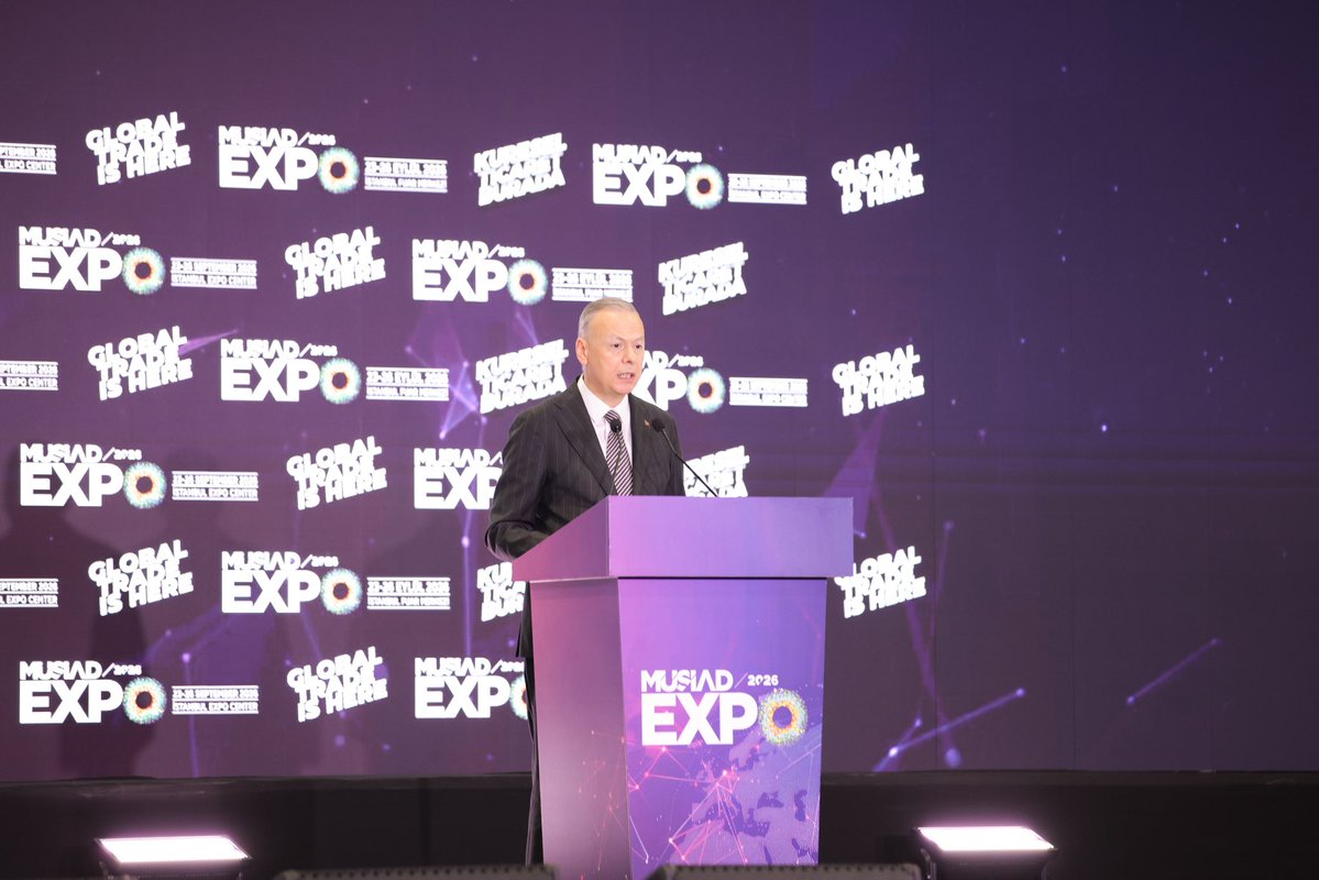 BurhanOzdemirTR's tweet photo. Uluslararası MÜSİAD EXPO 2026 Karma Ticaret Fuarımızın resmî açılışını; Cumhurbaşkanı Yardımcımız Sayın Cevdet Yılmaz’ın (@_cevdetyilmaz) teşrifleri ve Ticaret Bakan Yardımcımız Sayın Ö. Volkan Ağar’ın katılımıyla İstanbul Fuar Merkezi’nde gerçekleştirdik.

Türkiye’nin üretim gücünü ve kabiliyetini dünya vitrinine taşıdığımız bu büyük buluşmayla; 114 ülkeden on binlerce ziyaretçiyi ve 70 ülkeden yüzlerce nitelikli alım heyetini doğrudan sanayicilerimizle ve üreticilerimizle aynı masada buluşturuyoruz.

Dört gün boyunca küresel ticaretin kalbinin İstanbul’da atacağı fuarımızda temel hedefimiz; doğrudan B2B görüşmeleriyle yeni ihracat kapıları açmak, kalıcı tedarik zincirleri kurmak ve reel sektörümüzün küresel pazarlardaki payını büyütmektir.

Teşrifleriyle iş dünyamıza güç veren Sayın Cumhurbaşkanı Yardımcımıza, kıymetli hitapları için Sayın Ticaret Bakan Yardımcımıza, protokolümüze ve dünyanın dört bir yanından gelen tüm katılımcılarımıza teşekkür ediyorum. Fuarımızın ülkemiz ve dünya ticareti için hayırlara vesile olmasını diliyorum.