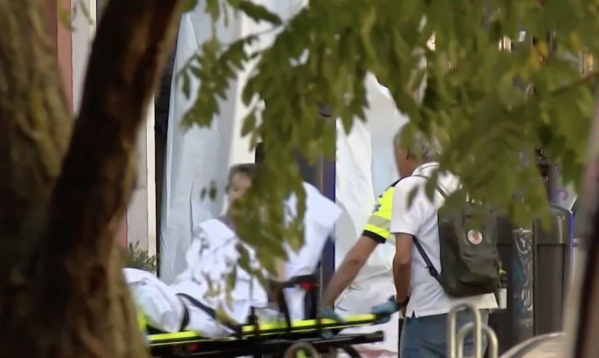 eldiarioes's tweet photo. ‼️ÚLTIMA HORA | La Policía ejecuta el desahucio de Maricarmen y la saca en camilla de su casa  https://t.co/HE6vz0WUEy https://t.co/NyJlO6Ktct