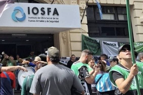 rodoaguiar's tweet photo. URGENTE!!
ATE MARCHA MAÑANA CONTRA EL DESGUACE DE LA OBRA SOCIAL DE LAS FUERZAS ARMADAS!!

¿SUPERÁVIT DE $25.000 MILLONES Y HOY UNA DEUDA DE MÁS DE $500.000 MILLONES? ALGO NO CIERRA.
¿DE VERDAD QUIEREN DEJAR SIN HOTELES Y FARMACIAS A LOS AFILIADOS Y DESPEDIR A 600 TRABAJADORES? NO LO VAMOS A TOLERAR.

Están REVENTANDO a una de las mejores y más grandes obras sociales del país, y la responsabilidad es directa: la agarraron en superávit y la llevaron a la quiebra en menos de dos años.
Esta decisión del Gobierno es un DESGUACE SIN PRECEDENTES que atenta contra el funcionamiento de 13 hoteles, 2 recreos y las farmacias propias en todo el país, y habilita la posibilidad de dejar a 600 personas SIN TRABAJO.
No vamos a permitir que se eche a cientos de contratados y se ponga en disponibilidad a otros cientos de trabajadores que tienen estabilidad. No descartamos adoptar MEDIDAS MÁS DRÁSTICAS hasta llegar a la ocupación de las distintas dependencias de la obra social si resultara necesario.
Realizaremos esta protesta en la sede central de OSFA en Paso 551 (CABA) y, si no tenemos respuestas, no descartamos adoptar medidas más drásticas.