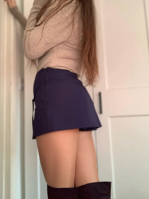 luciasalvia94's tweet photo. ... ci piace il #lunedi ?🖤 🤎...

#28settembre #amatuerphotography #amaturphotographer #boudiorphotography #legs #legsfordays #longlegs #heels #nylon #holdups #officegirl #girlnextdoor https://t.co/n8akprzeys