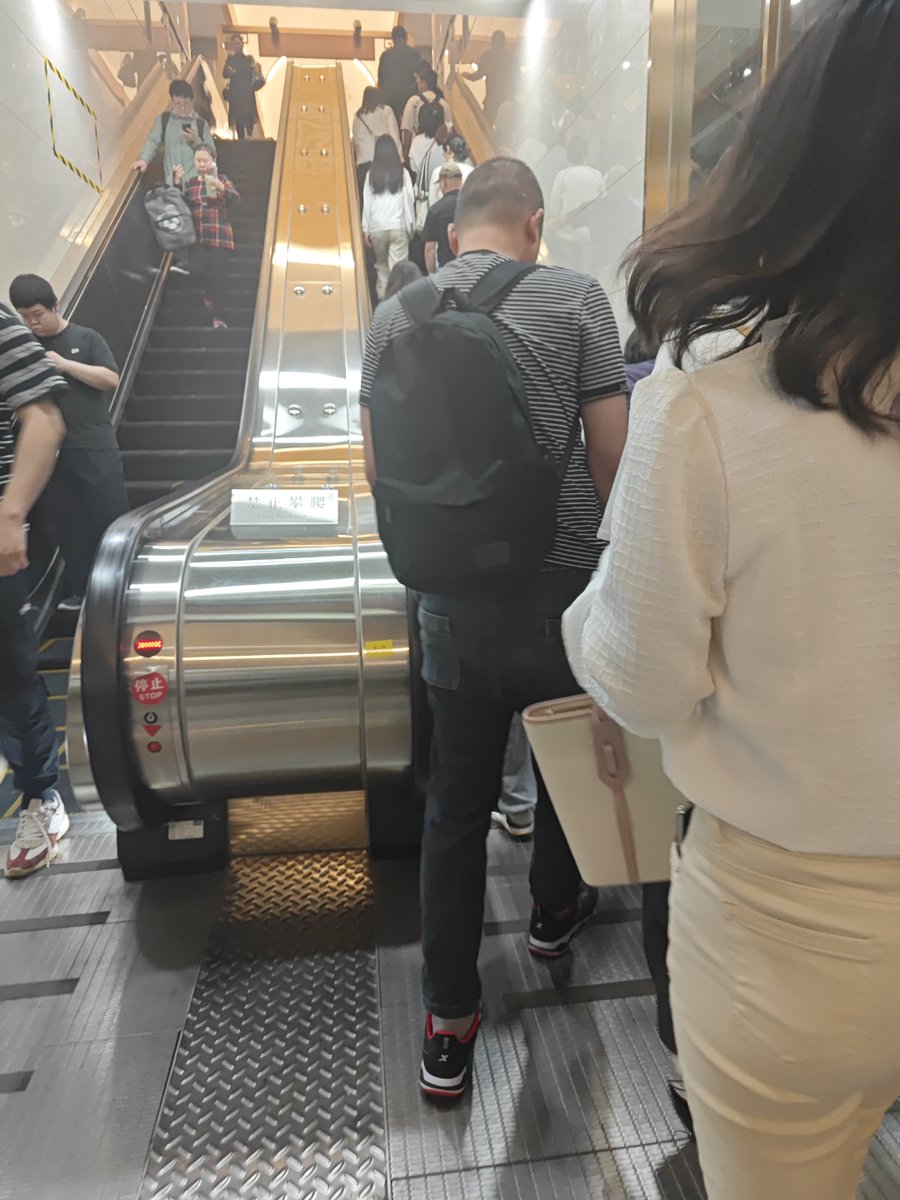DoreneHalgren's tweet photo. Un seor me ayudó a cargar mis bolsas al subir al bus hoy, sin que yo se lo pidiera. Aún hay gente buena en el mundo ， https://t.co/AoCcjzVB9v