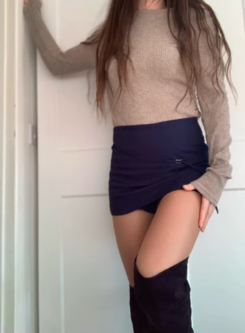luciasalvia94's tweet photo. ... ci piace il #lunedi ?🖤 🤎...

#28settembre #amatuerphotography #amaturphotographer #boudiorphotography #legs #legsfordays #longlegs #heels #nylon #holdups #officegirl #girlnextdoor https://t.co/n8akprzeys
