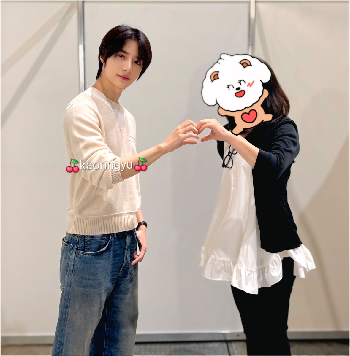 BEOMGYUMOAMOA's tweet photo. 260923 TXT ツーショット📷

今日はボムたん🧸とのツーショット📷
とサイン会に参加させてもらったけど
めっちゃ楽しかったよー‼️

⭐まずはツーショットレポ⭐

中に入ると
私がバッグ👜を置くまで
待ってくれてて┅

🧸　かおりちゃーん‼️
　　 ありがとう〜

　┅🫶を作ってパシャリ📷┅

🍒　(胸にかけてあるメガネ👓を
　　 指差しながら┅)
　　 さっき
　　 おそろいのメガネ買ってきたよ‼️

🧸　(すごいニコニコしながら😄)
　　 わー‼️いいじゃないですかー‼️
　　 (となぜか他人事みたいな
　　   言い方🤣)

🍒　 じゃあまたねー👋😃

🧸　 ありがとう👋
　　 (ちゃんと私の方をみながら
　　   言ってくれた☺️)

せかされることもなく
わりとのんびりしてて
最後もう少しお話できたかも

それにしてもボムたん🧸の
『わー‼️いいじゃないですかー‼️』
なんかふつうに
メガネ👓買ったんですかー
いいメガネ👓ですねー
みたいな言い方だったけど
もしかしてだけど
眼鏡市場👓のボムたん🧸デザイン
のだってわかってないってこと
ないよね？？
ボムたん🧸意外といろいろ
わかってないことあるからなぁ🤣

普通にメガネ👓買ったことを
ミーグリで報告したりしないよ？🤣

#TOMORROW_X_TOGETHER #txt 
#투모로우바이투게더
#BEOMGYU #ボムギュ #범규
#ミーグリ　#ツーショット
#セツナハナビ