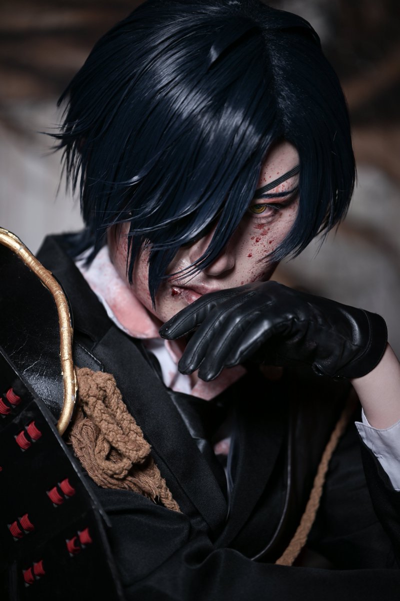 Athu32's tweet photo. ※Cosplay(血糊)※
刀剣乱舞/燭台切光忠
.
.
.
──鋭
.
.
photo:紅星さん(@RedStar_795 ) https://t.co/L8ye04ZNwh