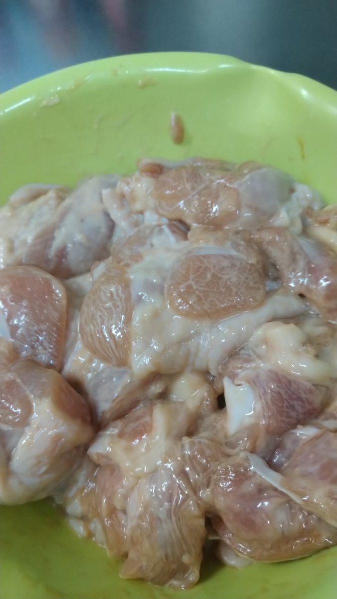moni_manma's tweet photo. かなり好きなのがこのヤオコー唐揚げです！ちょい追い醤油や生姜やニンニクや塩などをすると更に美味しい😎🤟
ちょい㍋ハイボールと唐揚げの夕飯✨️ https://t.co/1khwBNbMp0