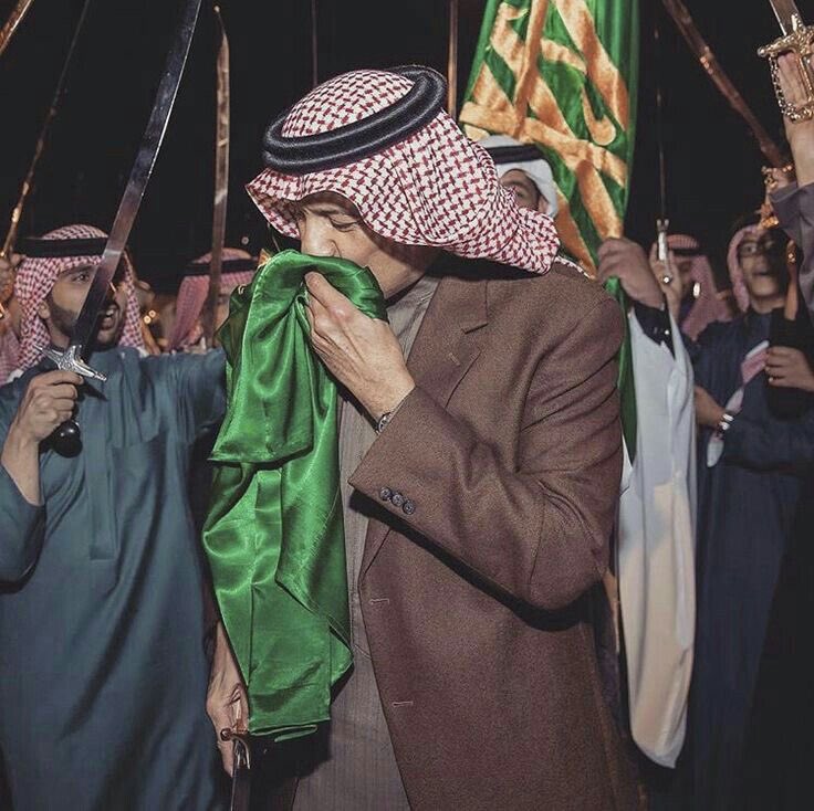 3iisl__'s tweet photo. "محصنه ما استعمروها الانقليز"
عزيزة ما تنجب الا من عزيز

من جية معزي ومن فتح الحجاز 
لين استلم سلمان بن عبد العزيز

يوم اعلنوا عشاقها ضرب الطبول
حنة ضفايرها وشامت للامام 🇸🇦. https://t.co/e7KU08oTLV