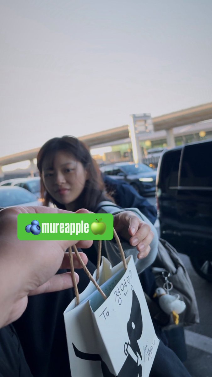 mureapple's tweet photo. So happy that Jeongyeon got my little gift 💚
It’s been such a while … I missed writing her letters 💌
I already miss her so bad , I hope she will comeback for Paris Fashion Week 🤭
#정연 #유정연 #트와이스 #TWICE https://t.co/PpCHPSrNLK