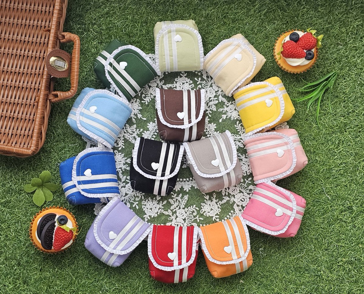 Butter_Melon__'s tweet photo. [RT+follow추첨 파우치 하나 선물🎁]

5cm 솜인형과 피규어를 수납할 수 있는 똑딱이 입체 파우치를 들고왔습니다(ღˇ◡ˇ*)👝

스포티함과 러블리함을 동시에 살린 져지메이드 컨셉이랍니다🪽🍧

🗓09/25 20:15 ~ 09/30 23:59
🔗https://t.co/BLLziJuKxH https://t.co/1gFqWB4UAE
