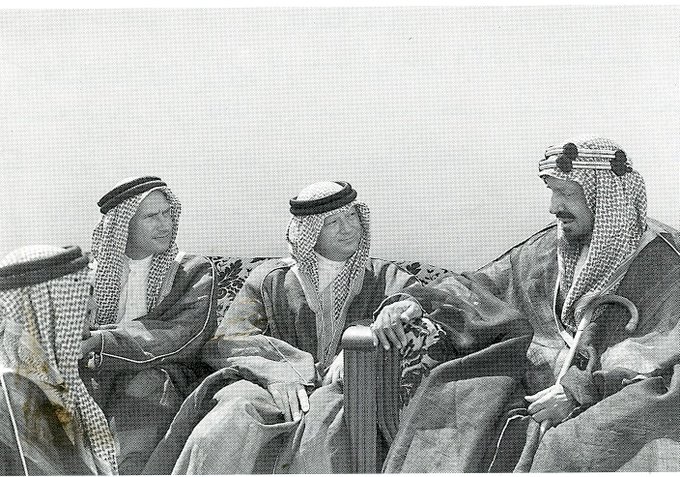 iMemories_SA's tweet photo. جزء من شخصية الملك عبدالعزيز  تتبين من صورتين الأولى في اجتماع  مع مدير شركة #أرامكو  أوهليجر حيث الجدية والنقاش المثمر.
 وفي الأخرى ممازحة لطيفة مع الرجل نفسه حيث يبدو الملك عبدالعزيز ممسكا بطرفي شماغه مبتسما ،وكما يقال بالعامي  خانقه أو زانطه 🤣 
#اليوم_الوطني_السعودي_٩٦ https://t.co/TV6JUOgR3L