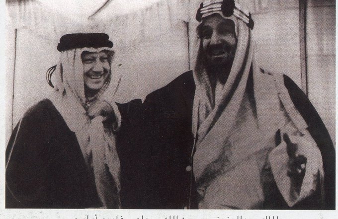 iMemories_SA's tweet photo. جزء من شخصية الملك عبدالعزيز  تتبين من صورتين الأولى في اجتماع  مع مدير شركة #أرامكو  أوهليجر حيث الجدية والنقاش المثمر.
 وفي الأخرى ممازحة لطيفة مع الرجل نفسه حيث يبدو الملك عبدالعزيز ممسكا بطرفي شماغه مبتسما ،وكما يقال بالعامي  خانقه أو زانطه 🤣 
#اليوم_الوطني_السعودي_٩٦ https://t.co/TV6JUOgR3L