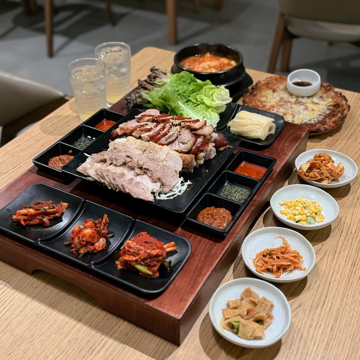LynetteBoli5's tweet photo. New platter menu at Janchi, Craig Road, Tanjong Pagar! Combo Set B ($130) serves 3 comfortably and includes boiled pork, braised pig’s trotters, a stew, a pancake, and two yuzu ades. Highlights: tender meats, flavourful aged kimchi stew, crispy https://t.co/wSPPG5z90a