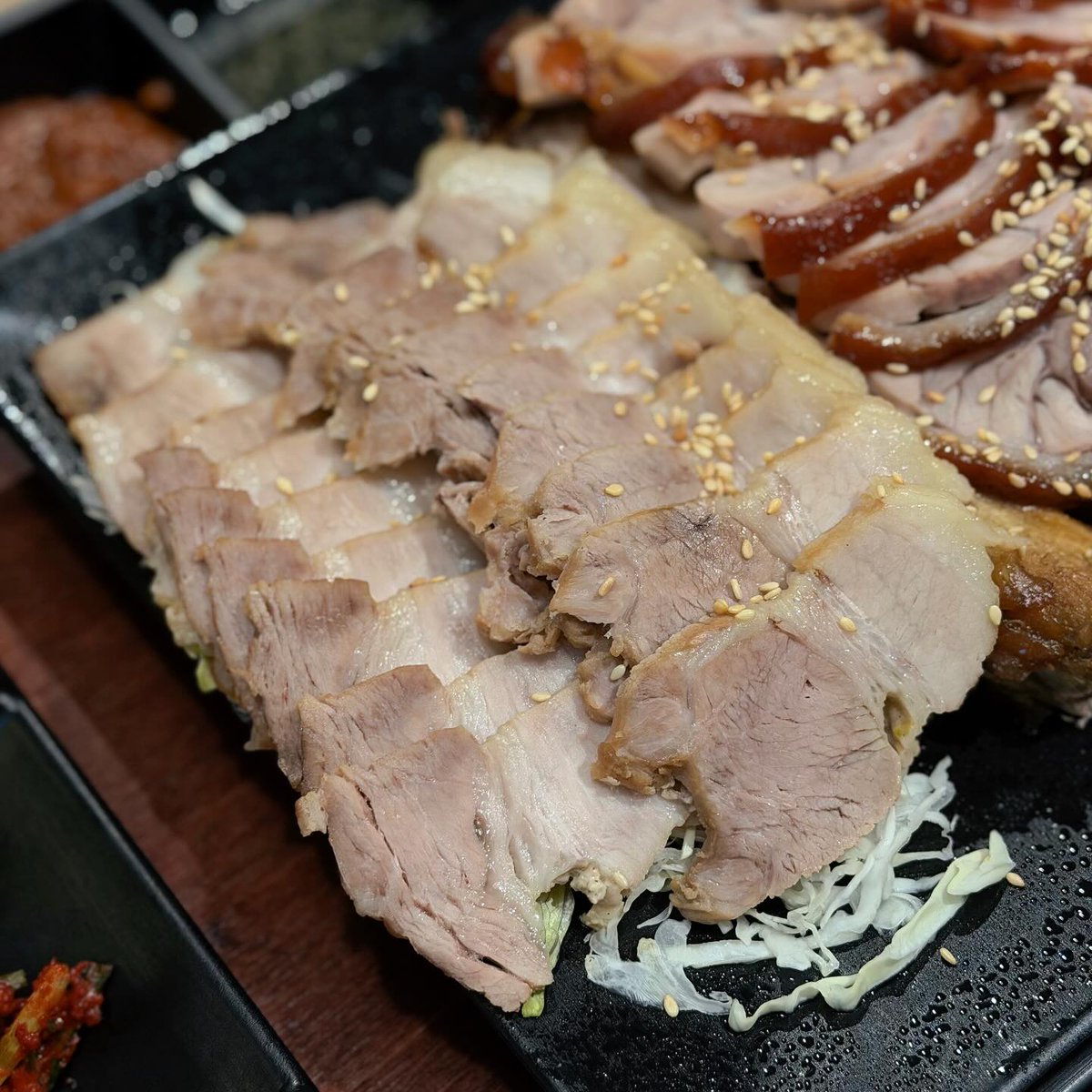LynetteBoli5's tweet photo. New platter menu at Janchi, Craig Road, Tanjong Pagar! Combo Set B ($130) serves 3 comfortably and includes boiled pork, braised pig’s trotters, a stew, a pancake, and two yuzu ades. Highlights: tender meats, flavourful aged kimchi stew, crispy https://t.co/wSPPG5z90a